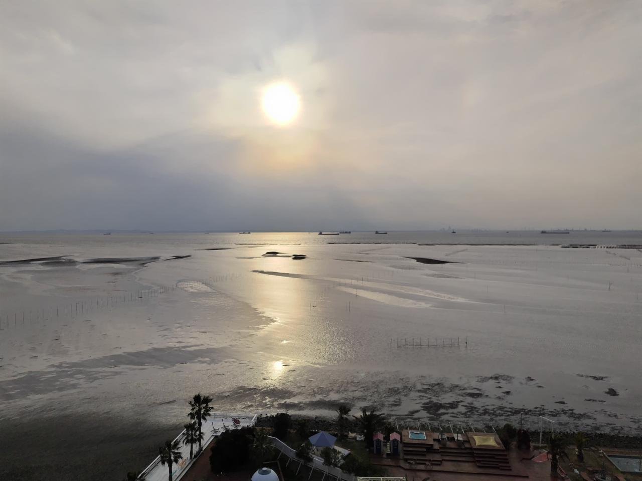 バルコニーから東京湾の夕日